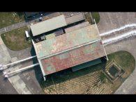 Dagens repeat-video: To fly drøner i gennem hangar på samme tid