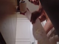 Ond prank: to dudes smører peberspray på tredje 'vens' toiletpapir