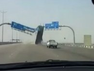 Dagens repeat-video: Hjernedød lastbilchauffør smadrer overhængende vejskilt