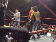 Jøden losser en klapstol i hovedet på wrestler