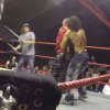 Jøden losser en klapstol i hovedet på wrestler