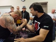 The Mountain vs. verdensmester Devon Larratt i armlægning