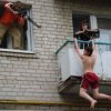 Så er det slut med at lave armstrækkere fra balkonen - Only in Russia... [Galleri]