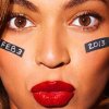 Bonushistorie: Beyoncé har lagt ansigt til Super Bowl reklamer i efteråret, nice... Ansigtsmalingen er inspireret af Tim Tebow, der skriver bibelreferencer på hans eget ansigt. - Superbowl mad: Pulled Chicken Sandwich