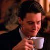 "That's a damn fine cup of coffee". Den evigt positive FBI agent Dale Cooper (Kyle MacLachlan), holder mere af en god kop kaffe end noget andet. - 5 fede serier du skal bruge din tid på at se eller gense i november måned.
