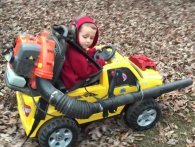 Far-tricks: Smid løvblæseren på knægtens legetøjsbil