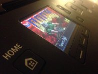 Mand spiller Doom på printer-display