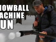Ham her har bygget et snemaskingevær der kan skyde 13 snebolde på et halvt sekund
