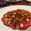Carpaccio med mynte, sort peber, bagte tomatskiver og malt crumble - Restaurant Gäst: Italiensk cuisine i topklasse