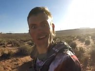 Dude uden løbeerfaring formår at løbe 80 km gennem ørken, mens han drikker øl og spiser Oreos