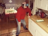 Mand prøver virtual reality for første gang
