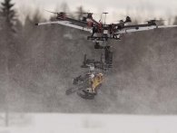 Fjernstyret drone med påmonteret motorsav. 