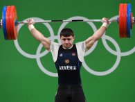 Olympisk vægtløfter brækker armen, ses i centret!