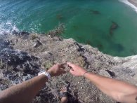 Dude hopper ud fra en klippe med få centimeter fra den visse død