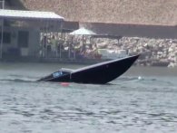 Fyr sejler så hurtigt i speedbåd, at den vælter og synker [Video]