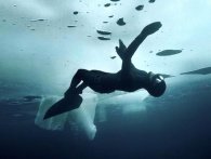 Vilde optagelser af dykker, som svømmer under isflager