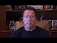 Arnold Schwarzenegger forsøger at forene Amerika med sin egen tale