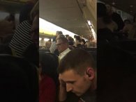 To fyre starter slåskamp på et fly i luften, så flyet må nødlande