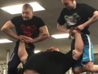 Bodybuilder Eddie Hall bruger sine venner som håndvægte