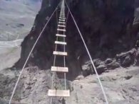Nervepirrende video af bjergbestiger på Death Bridge