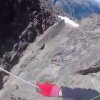 Nervepirrende video af bjergbestiger på Death Bridge