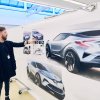 Stephan fremviser hans tegninger, som er udgangspunktet for formgivningen af prototypen - Vi besøger den danske designer af Toyota C-HR