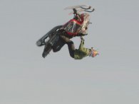 Daniel Bodin lander verdens første dobbelte backflip på en snescooter
