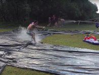 Mekanisk slip-n-slide-rutchebane bliver sommerens store hit