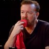 Ricky Gervais spiser hot sauce på Hot Ones