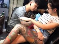 Prank: En kvindes bryst sprænger i luften under tatovering