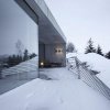 Stilsikker betonhytte i de norske fjelde