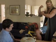 Thor prøver at få styr på huslejen i ny Marvel mockumentary