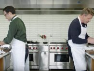 Amatørkok udfordrer Gordon Ramsay i køkkenet