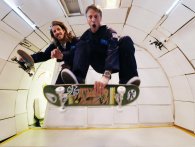 Tony Hawk forsøger sig med skateboard tricks uden tyngdekraft