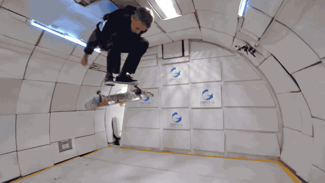 Tony Hawk forsøger sig med skateboard tricks uden tyngdekraft
