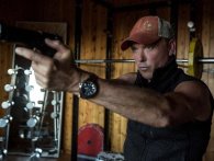 Michael Keaton viser, hvordan man dræber terrorister i trailer til American Assassin