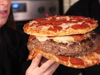 Pizza i burger pakket ind i pizza: Fordi man kan