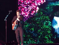 Se John Mayer optræde med en cover-version af Drakes Passionfruit