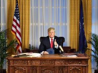 Komiker Anthony Atamanuik imiterer Trump i nyt ugentlig show: The President Show