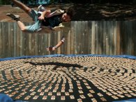 Sådan ser det ud, når man hopper på en trampolin med 1000 musefælder i slowmotion