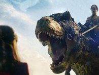 Iron Sky 2 viser Hitler ridende på en dinosaur