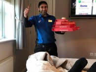 Tømmermændsramt fyr får pizza leveret direkte til hans soveværelse 