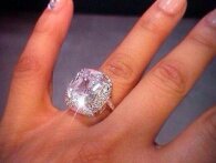 Kvinde finder ud af, at den ring, hun købte på et loppemarked for under 100 kroner, faktisk var over 3 millioner kroner værd 