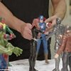 Thor falder over hemmelig prøvescene med actionfigurer i optakt til den kommende Avengers-film