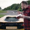 Se Arron Crascall unboxe den nye OnePlus 5, mens han sidder i en Lamborghini Aventador