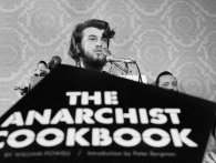American Anarchist er en velfortalt dokumentar, der går i bedene på en af nyere tids mest infamøse bøger