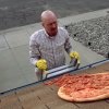 Familien, som bor i 'Breaking Bad'-huset, døjer stadig med, at folk kaster pizza på deres tag