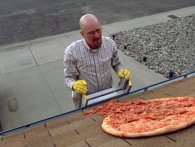 Familien, som bor i 'Breaking Bad'-huset, døjer stadig med, at folk kaster pizza på deres tag