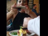 Genial fyr ødelægger alle sine venners forsøg på at tage madbilleder til Instagram
