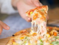 Anonym stalker har sendt over 100 pizzaer til en mand
